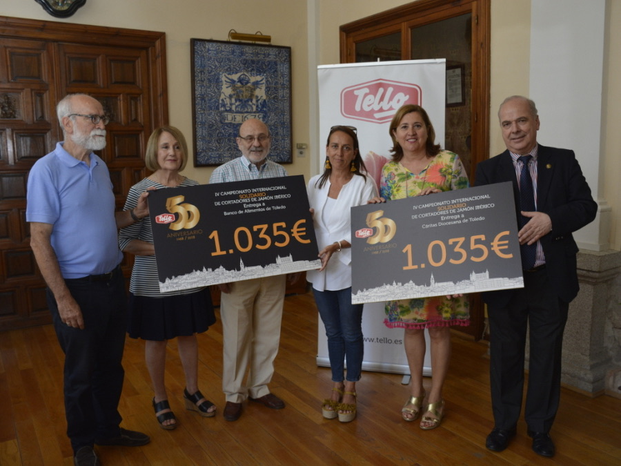 Entrega de los cheques solidarios de 1.035 euros del Campeonato de Cortadores de Jamón
