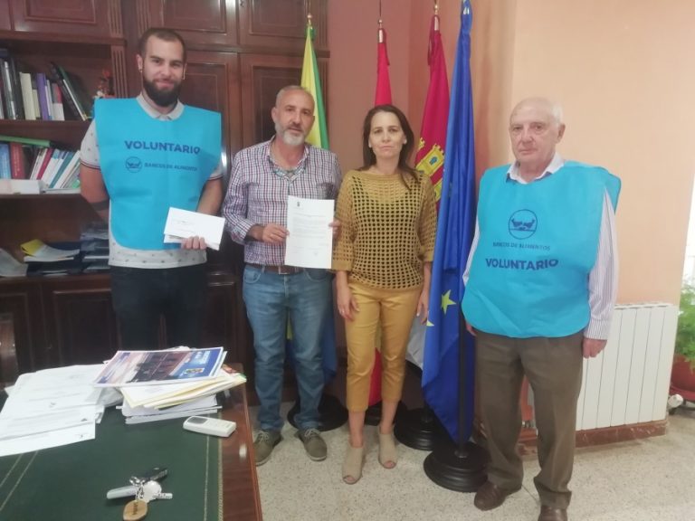 Acto benéfico del Ayuntamiento en las fiestas de Pantoja en favor del Banco de Alimentos