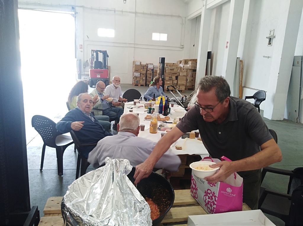 Voluntarios en el almuerzo de hermandad en el almacén