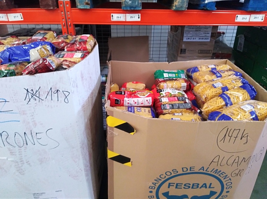 Cajas de FESBAL llenas de pasta y otros alimentos en el almacén