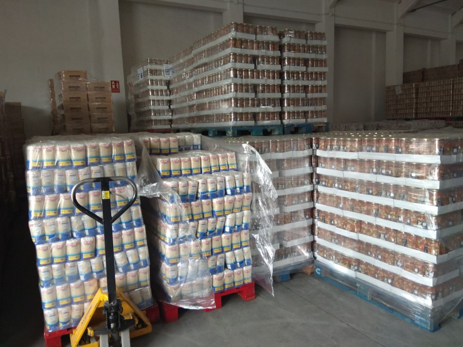 Palés de latas de alimentos en el almacén del Banco de Alimentos