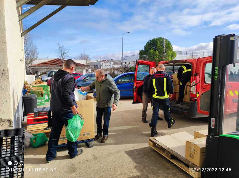 Descarga de bolsas y cajas de alimentos de las furgonetas de Bomberos de Toledo
