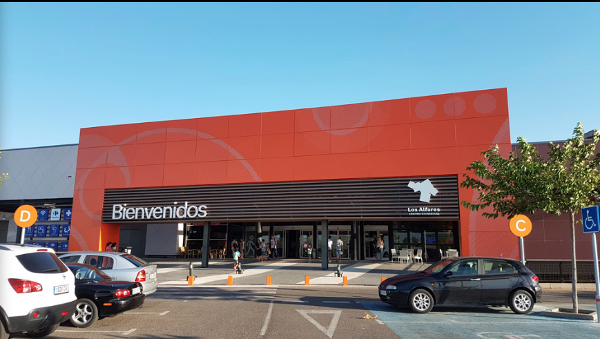 Entrada del centro comercial Los Alfares de Talavera de la Reina