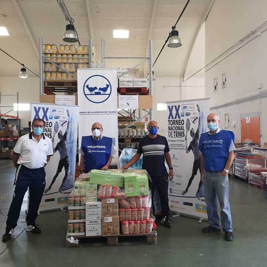 Representantes de la Fundación Blanco París y voluntarios junto a los alimentos donados