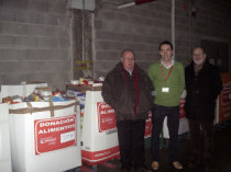 Voluntarios junto a los contenedores de donación de alimentos de la colecta en Eroski