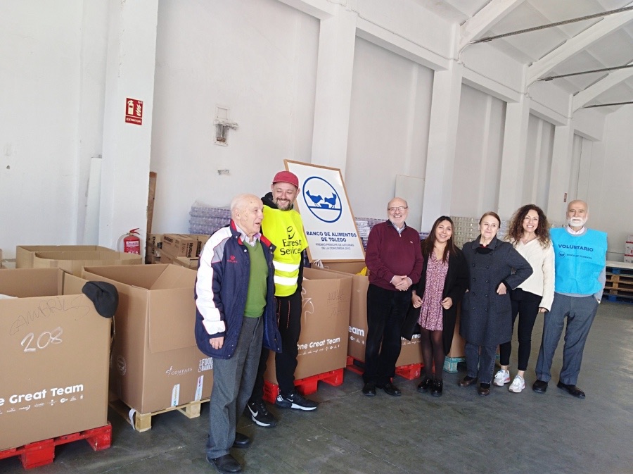 Voluntarios y representantes de Compass Group en el almacén con las cajas donadas