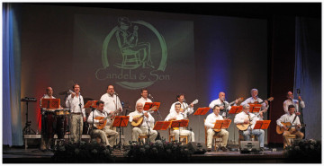 El grupo Candela y Son actúa en el escenario del concierto solidario