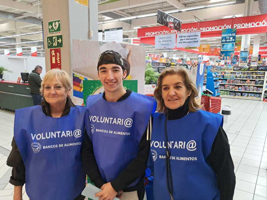 Tres voluntarios de distintas edades en un hipermercado