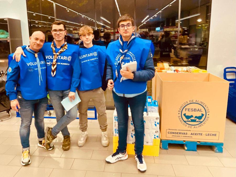 Grupo de voluntarios jóvenes junto a las cajas de FESBAL