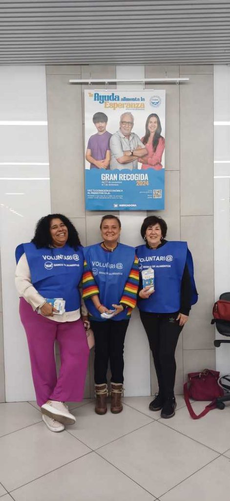 Tres voluntarias junto al cartel de la Gran Recogida