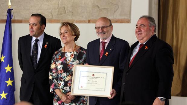 Representantes del Banco de Alimentos de Toledo con el diploma de la distinción del aniversario de la Constitución