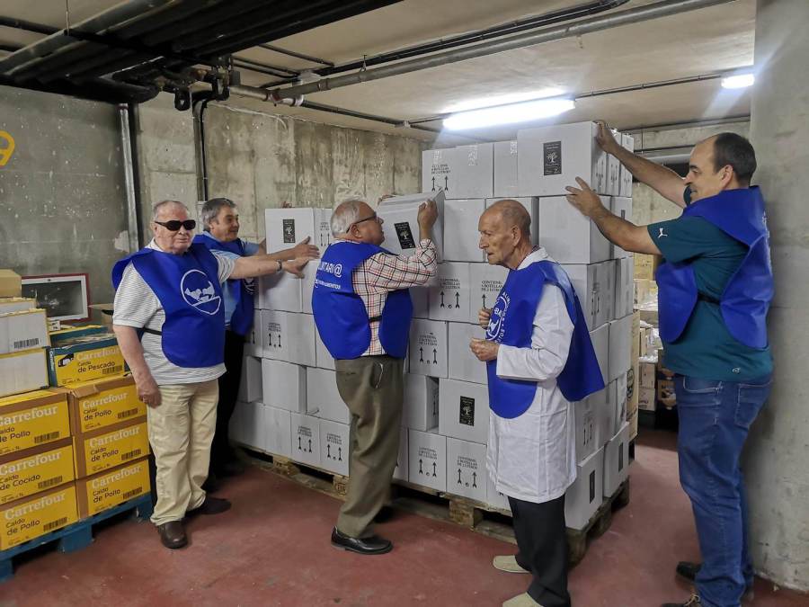 Voluntarios del Banco de Alimentos colocando las cajas de aceite donadas por la Diputación de Toledo