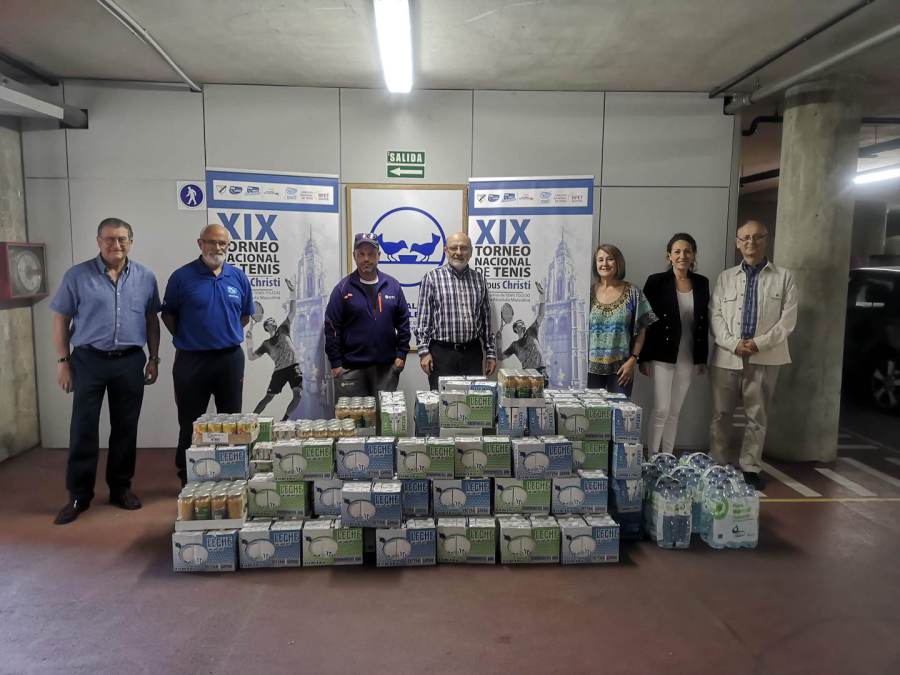 Representantes del Club de Tenis Toledo y del Banco de Alimentos junto a los alimentos donados