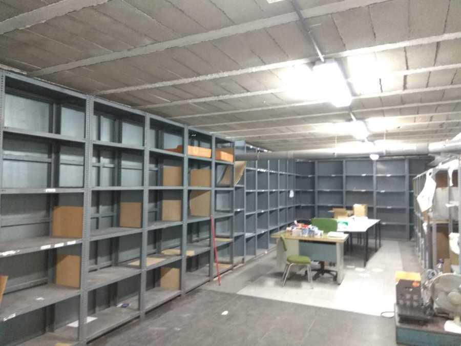 Estanterías vacías de la nueva sede del Banco de Alimentos antes del traslado