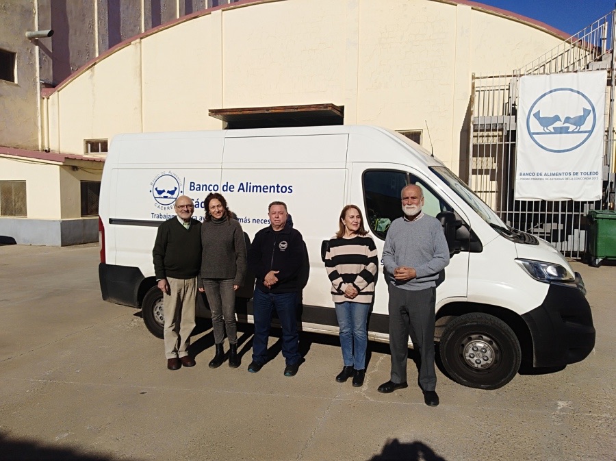 Voluntarios del Banco de Alimentos junto a la furgoneta con los pañales para Cáceres