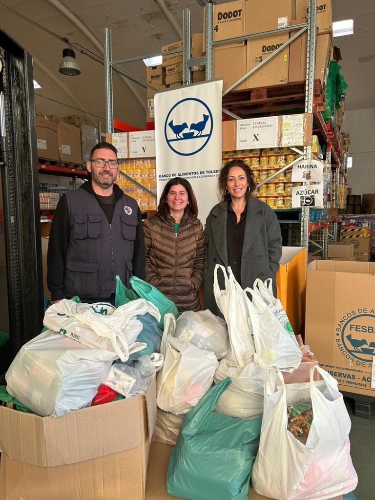 Representantes del CEIP Ramón y Cajal de Lominchar con las bolsas de alimentos recogidos