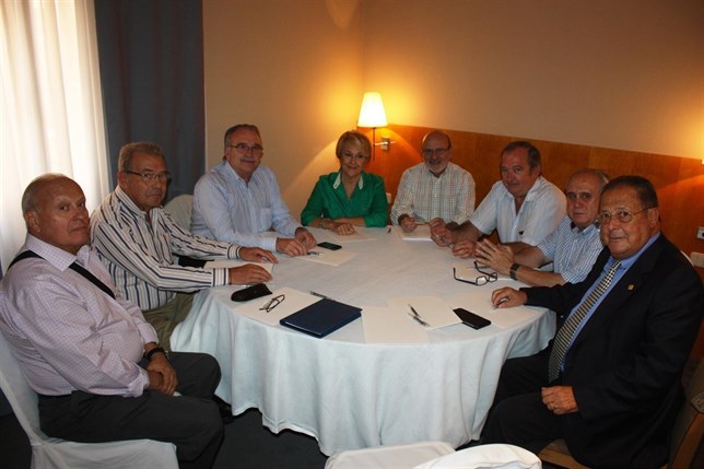 Reunión de los representantes de los Bancos de Alimentos de Castilla-La Mancha alrededor de una mesa