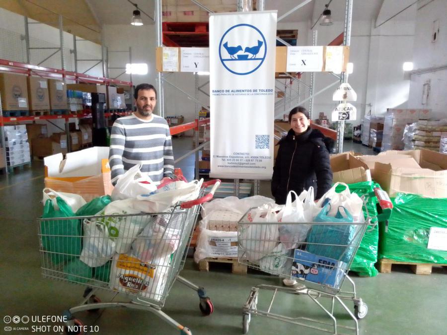 Carros llenos de bolsas de alimentos donados en el almacén del Banco de Alimentos