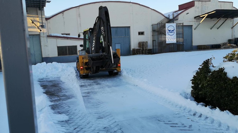 Máquina quitanieves despejando el acceso al almacén del Banco de Alimentos tras la nevada