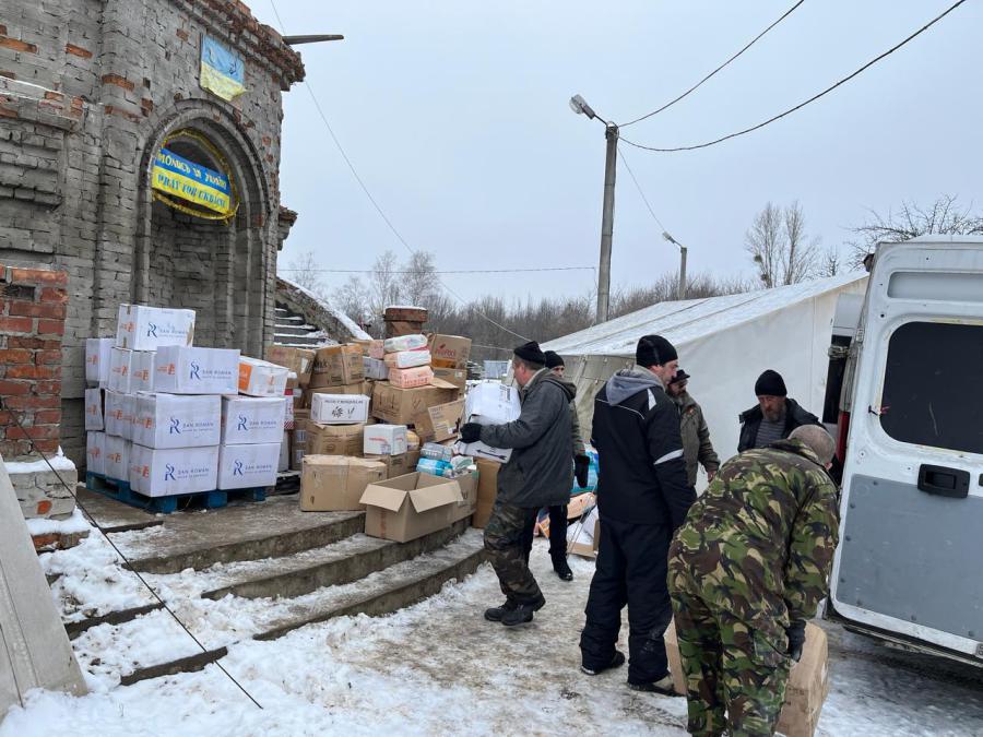 Descarga de la ayuda enviada por el Banco de Alimentos en una localidad nevada de Ucrania