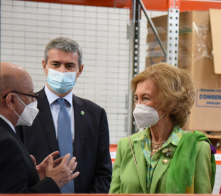 La Reina Sofía conversa con autoridades durante su visita al Banco de Alimentos de Toledo