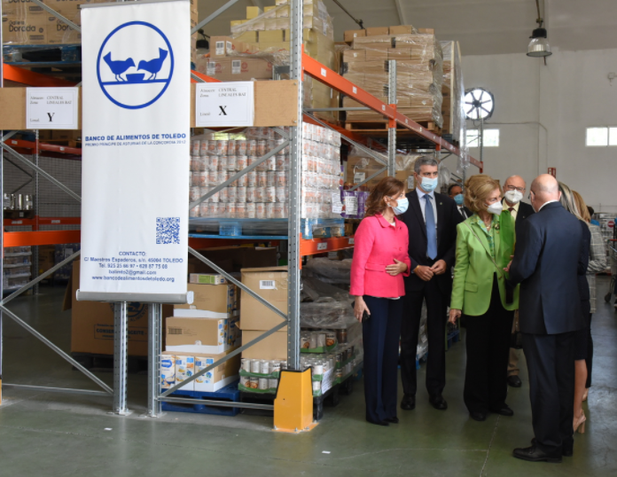 La Reina Sofía recorre el almacén del Banco de Alimentos de Toledo
