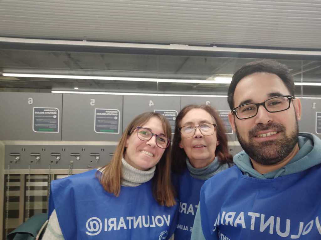 Selfi de tres voluntarios de la Gran Recogida 2023
