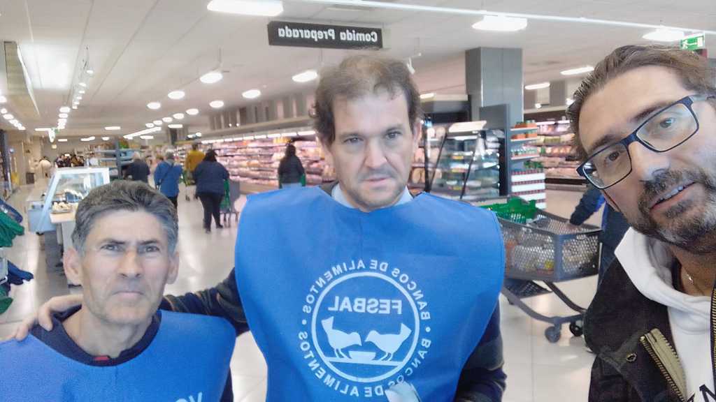 Selfi de tres voluntarios en un supermercado