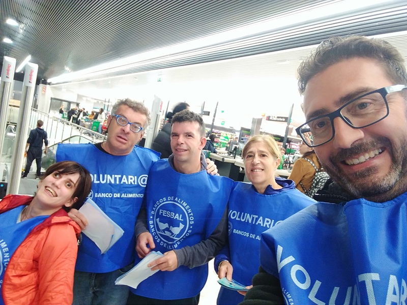 Selfi de un grupo de voluntarios de la Gran Recogida 2022