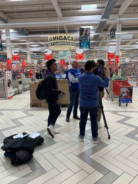 Rodaje de una entrevista en la zona de cajas de un hipermercado