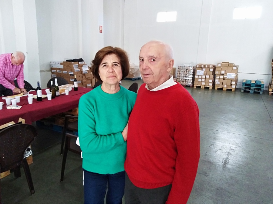 Eustasio Lobato, Tasín, junto a una voluntaria en el almacén