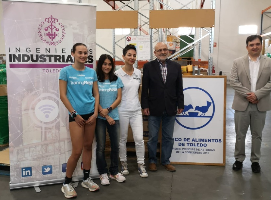 Representantes del Colegio de Ingenieros Industriales de Toledo, atletas y el presidente del Banco de Alimentos en el almacén