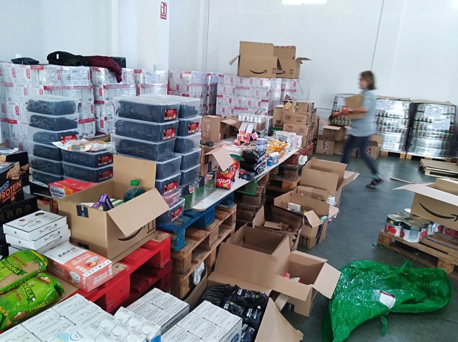 Almacén lleno de alimentos de la Gran Recogida 2022 mientras se clasifican