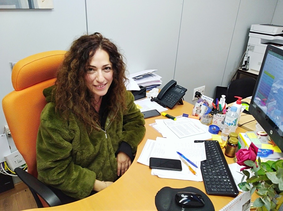 Luz López en su mesa de trabajo en la oficina del Banco de Alimentos