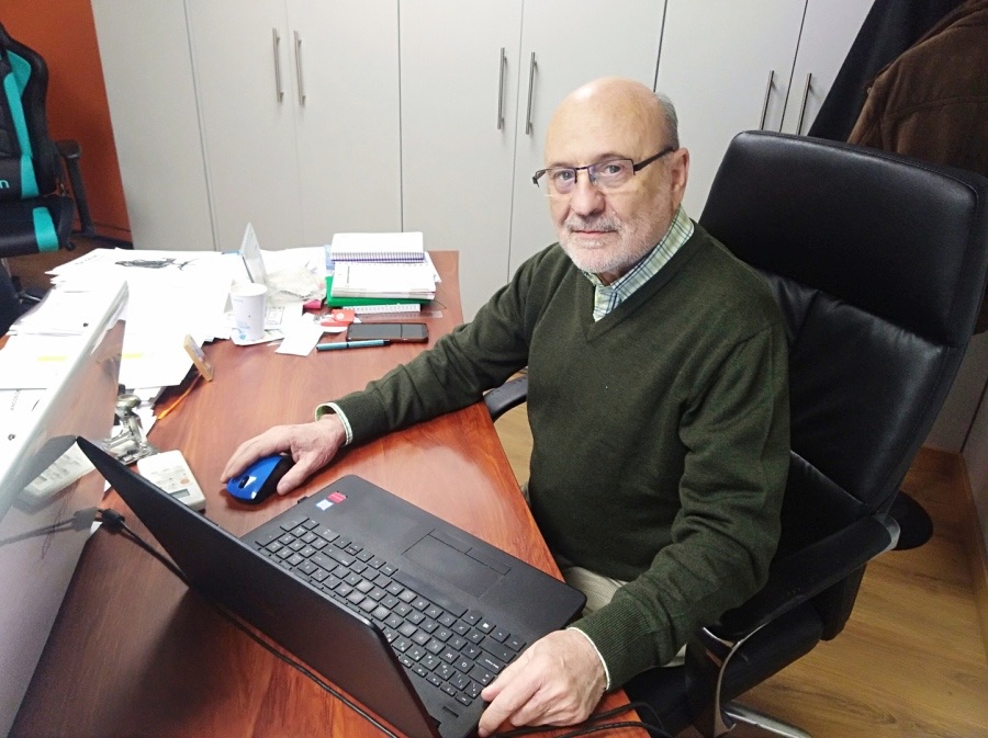 Manuel Lanza, presidente del Banco de Alimentos de Toledo, trabajando con su ordenador