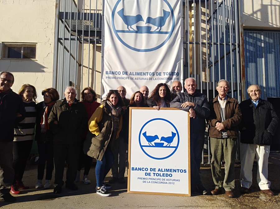 Foto de grupo de los voluntarios en la comida de hermandad, frente a la sede