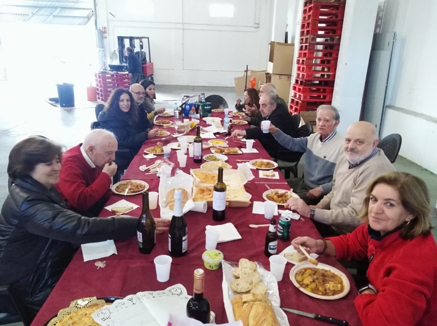 Voluntarios comiendo juntos en la comida de hermandad