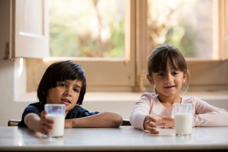 Ningún niño sin bigote: Obra Social La Caixa y FESBAL
