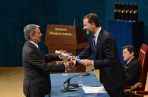 Entrega del Premio Príncipe de Asturias de la Concordia a un representante de los Bancos de Alimentos