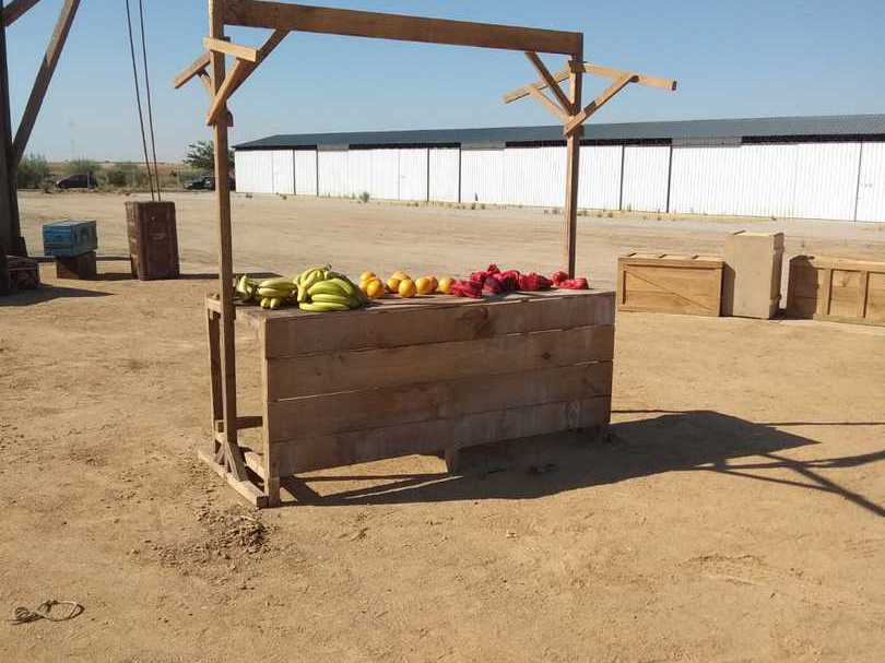 Puesto de fruta de un decorado de mercado en el aeródromo de Casarrubios del Monte