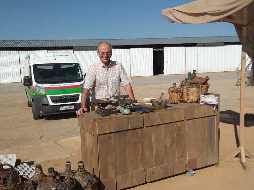 Voluntario del Banco de Alimentos en el decorado del rodaje, junto a la furgoneta de recogida
