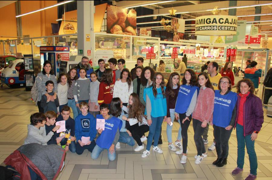 Alumnos del Colegio San Patricio y sus coordinadores en el centro comercial durante la Gran Recogida 2018