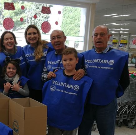 Voluntarios de varias edades con petos de la Gran Recogida en un supermercado