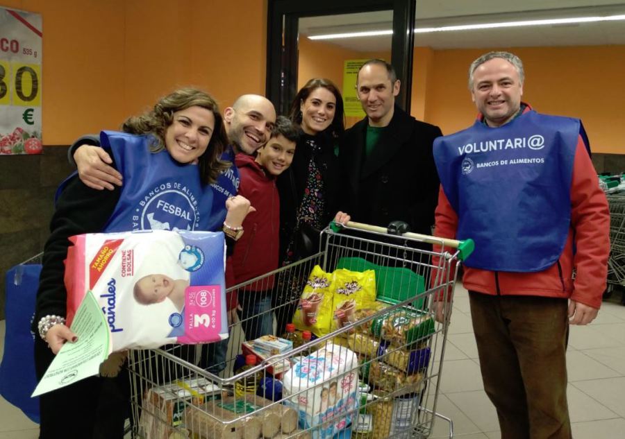 Voluntarios de la Cofradía del Descendimiento con un carro lleno de alimentos donados