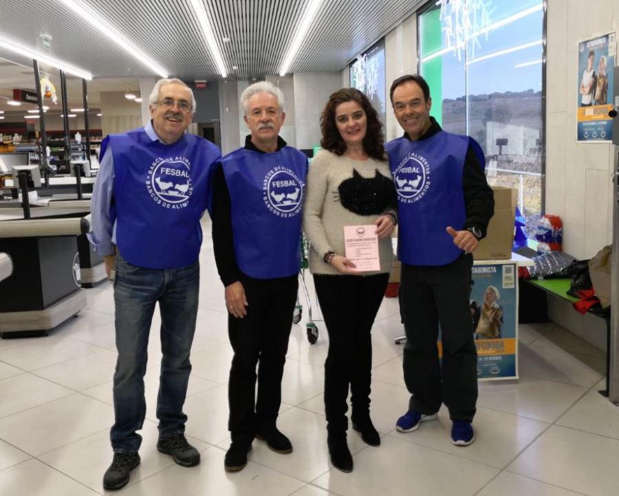 Voluntarios con petos de FESBAL en la línea de cajas de un supermercado