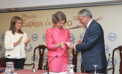 S.M. La Reina Sofía recoge el premio Espiga de Oro 2013 de los Bancos de Alimentos