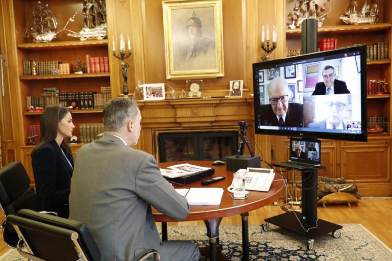 SS. MM. los reyes de España se interesan por la situación de los bancos de alimentos durante la crisis