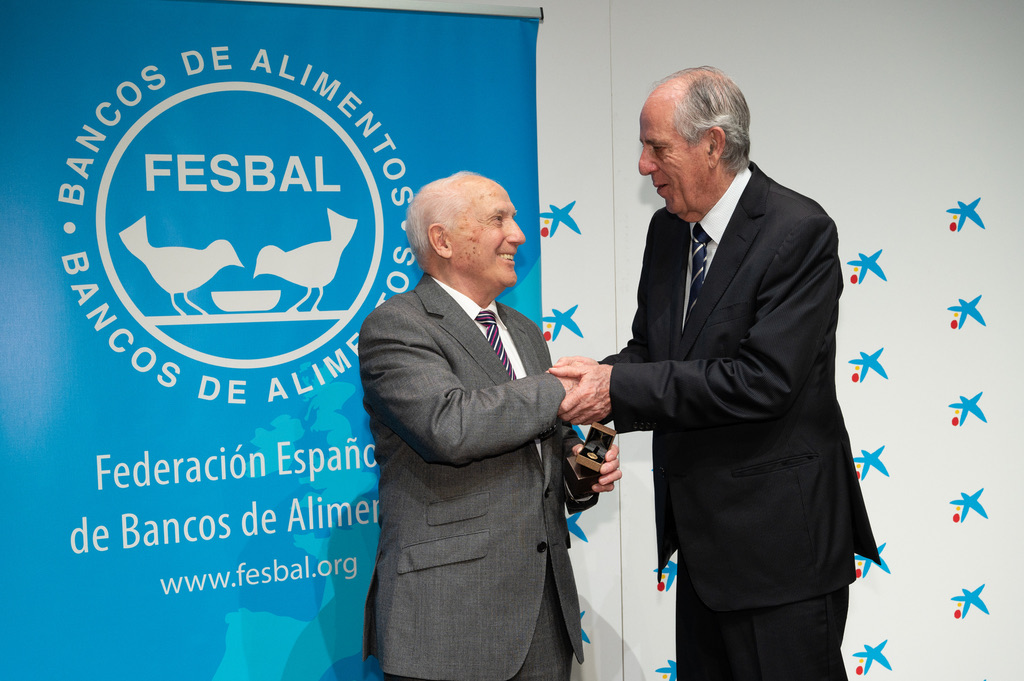 Entrega de la Insignia de Oro de FESBAL a Eustasio Lobato, Tasín