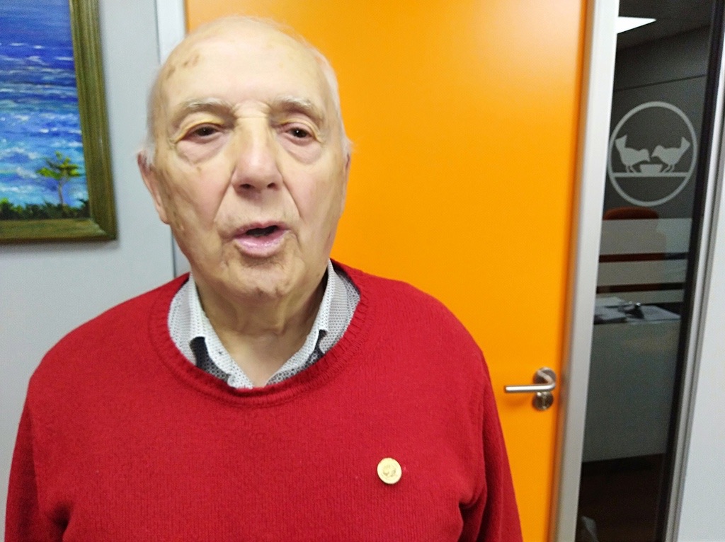 Eustasio Lobato, Tasín, con la Insignia de Oro en la solapa